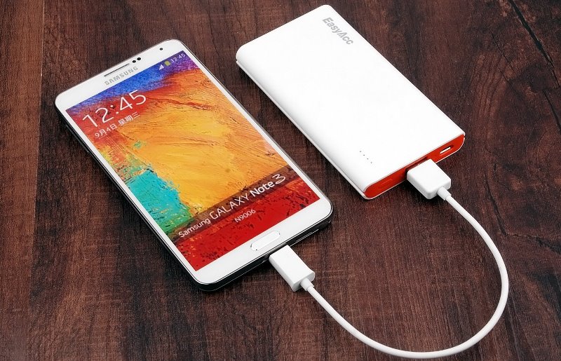 телефон заряджається від Power Bank